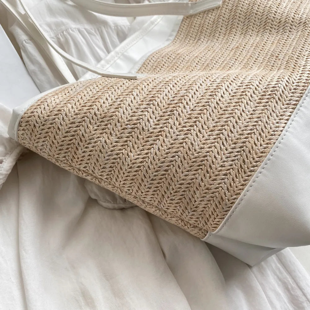 Bolsa de mão com alça de couro e detalhes em palha