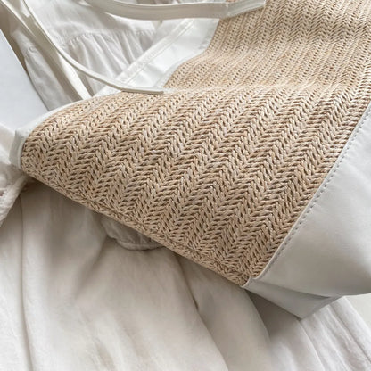 Bolsa de mão com alça de couro e detalhes em palha