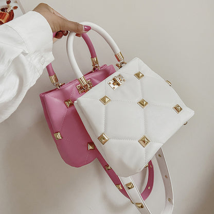 Bolsa com rebites, ideal para o verão