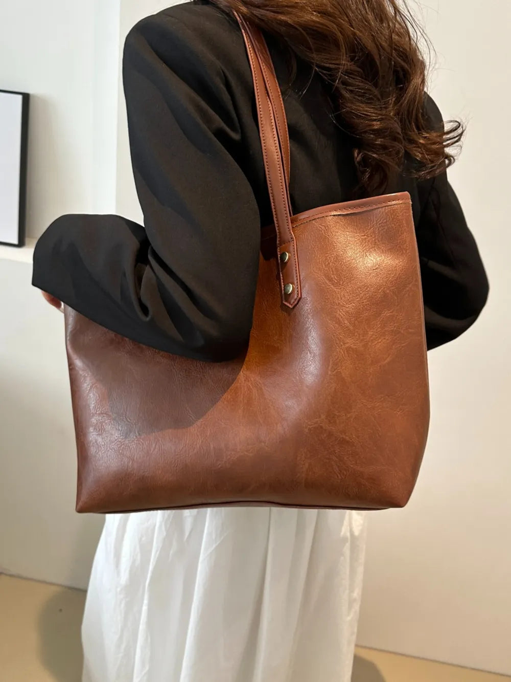 Bolsa de ombro, com grande capacidade, em couro