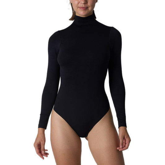 Body sem costuras com modelagem reta e gola alta, mangas compridas e corte triangular