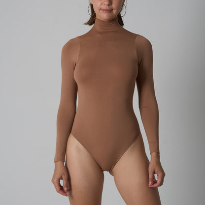 Body sem costuras com modelagem reta e gola alta, mangas compridas e corte triangular