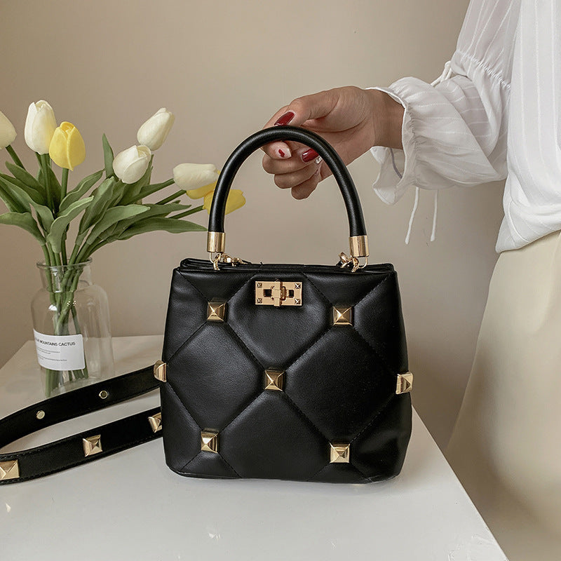 Bolsa com rebites, ideal para o verão