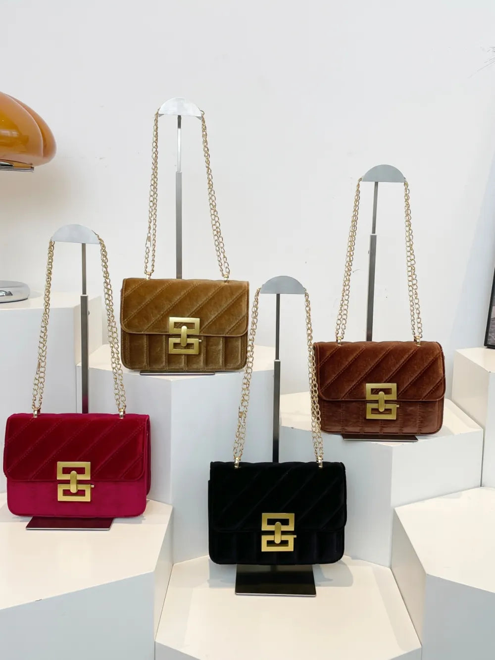 Bolsa de ombro com corrente em cor sólida