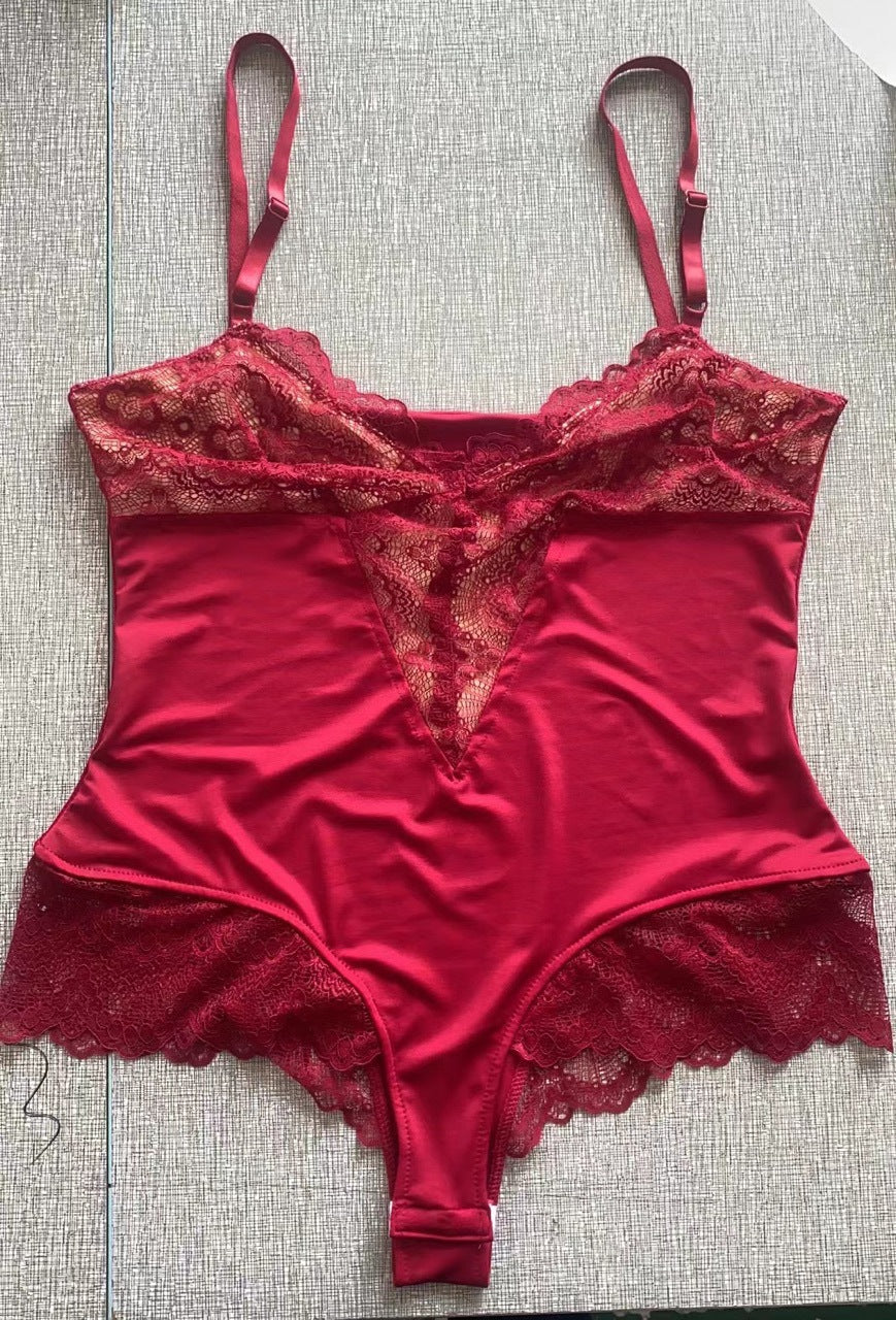 Body plus size com alças finas e detalhes em renda