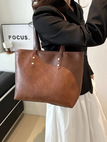 Bolsa de ombro, com grande capacidade, em couro