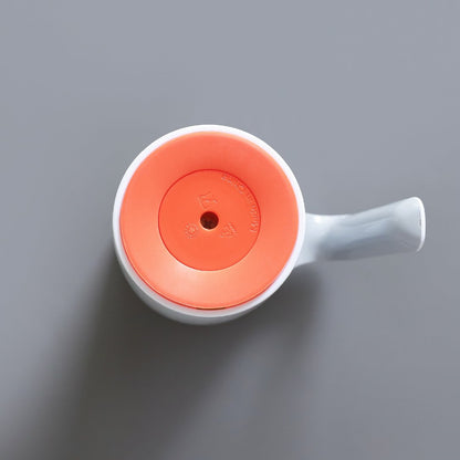 Copo térmico de aço inoxidável com alça e revestimento interno de plástico. Design criativo para escritório, com ventosa que evita quedas