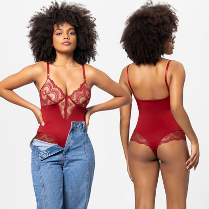 Body plus size com alças finas e detalhes em renda