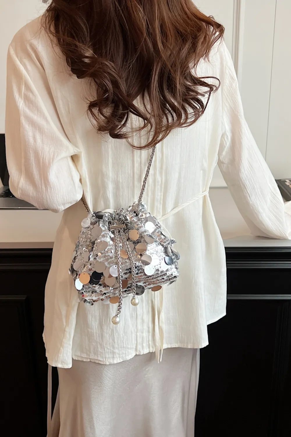 Bolsa transversal de lantejoulas com cordão