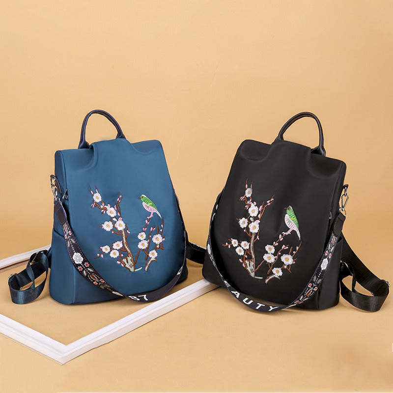 Mochila versátil, bordado frontal, leve e prática