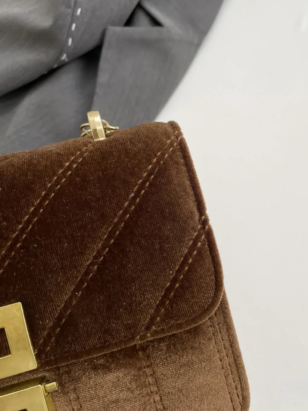 Bolsa de ombro com corrente em cor sólida