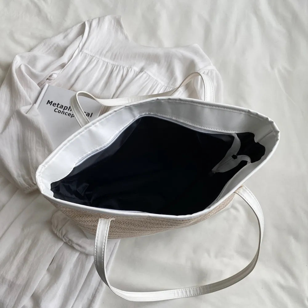 Bolsa de mão com alça de couro e detalhes em palha