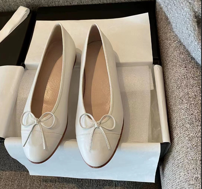 Sapatilhas clássicas, com laço, salto baixo