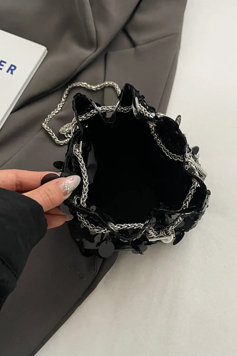 Bolsa transversal de lantejoulas com cordão