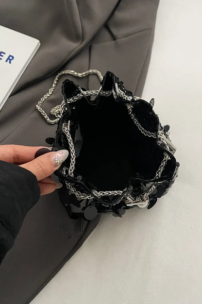 Bolsa transversal de lantejoulas com cordão