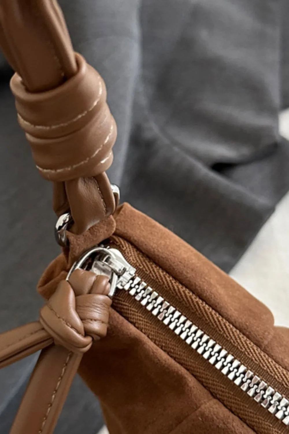 Bolsa de ombro em camurça em formato de croissant