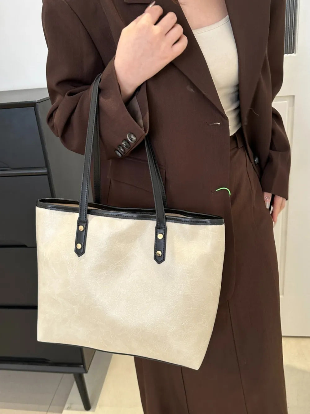 Bolsa de ombro, com grande capacidade, em couro