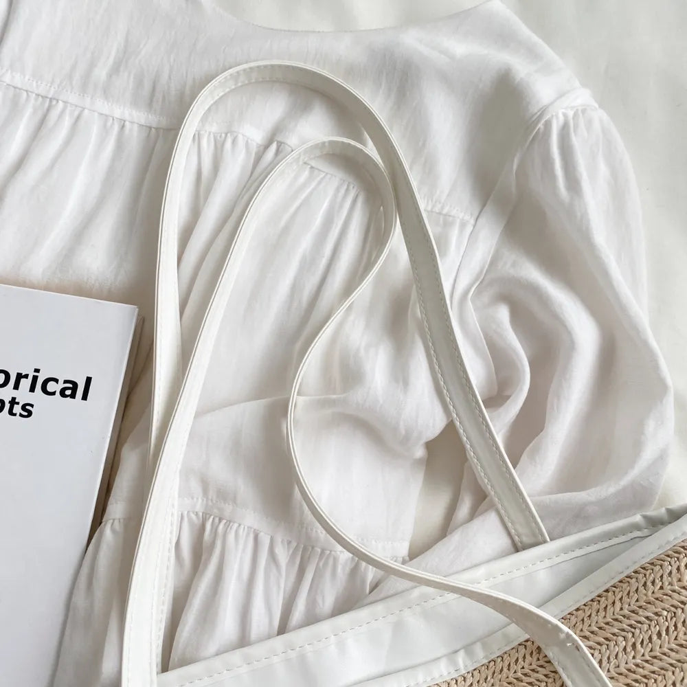 Bolsa de mão com alça de couro e detalhes em palha