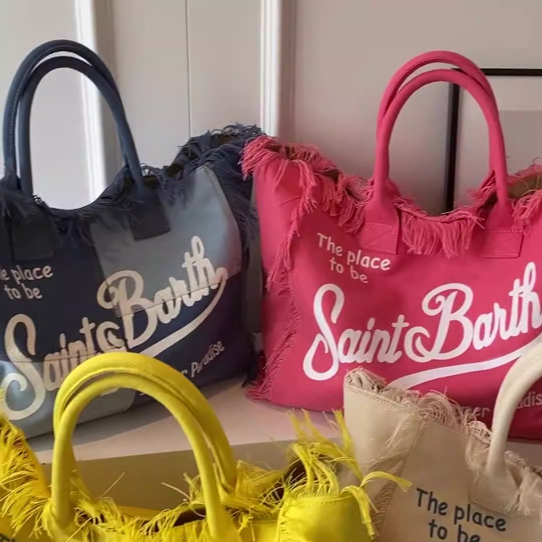 Bolsa de lona jeans, grande, estampa com letras e detalhes de franjas em cores diversas