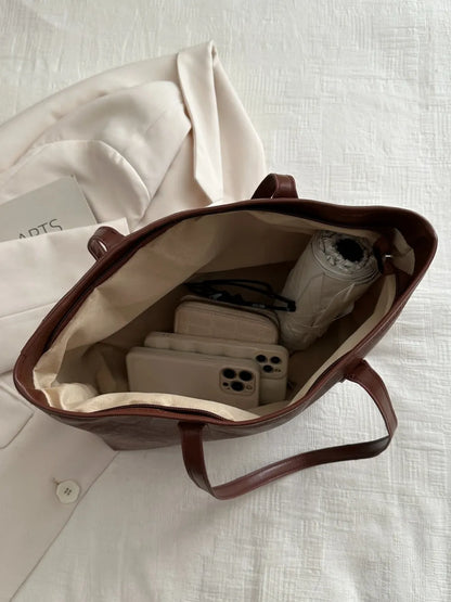 Bolsa de ombro, com grande capacidade, em couro