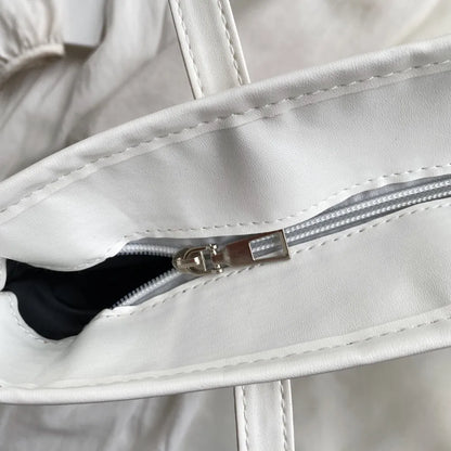 Bolsa de mão com alça de couro e detalhes em palha