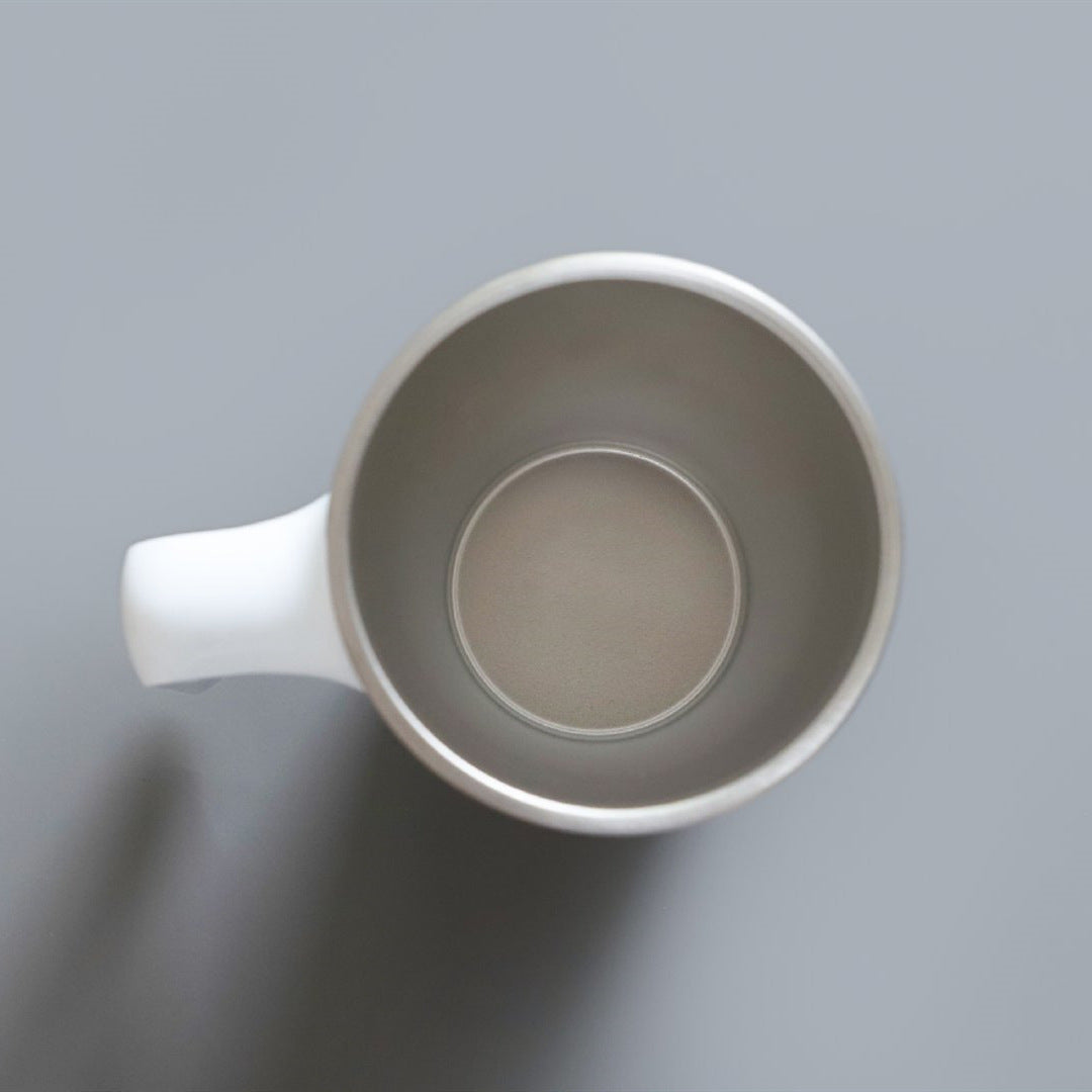 Copo térmico de aço inoxidável com alça e revestimento interno de plástico. Design criativo para escritório, com ventosa que evita quedas