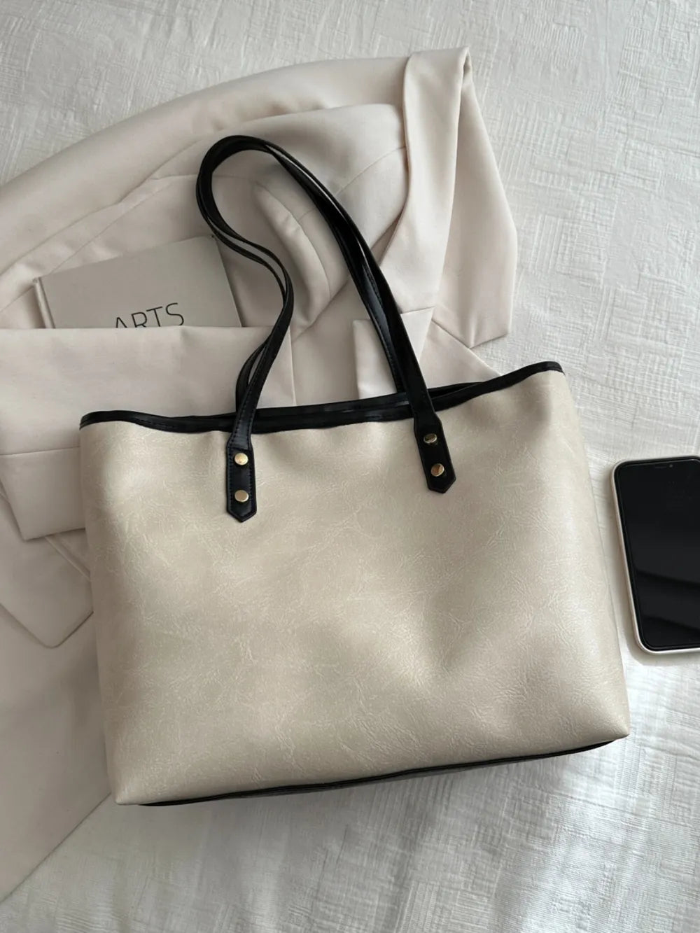 Bolsa de ombro, com grande capacidade, em couro