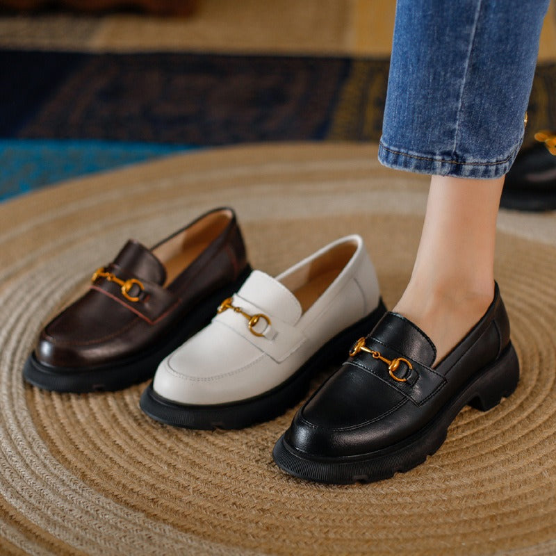 Sapatos estilo britânico de couro, bico redondo, salto grosso e plataforma com fivela dourada