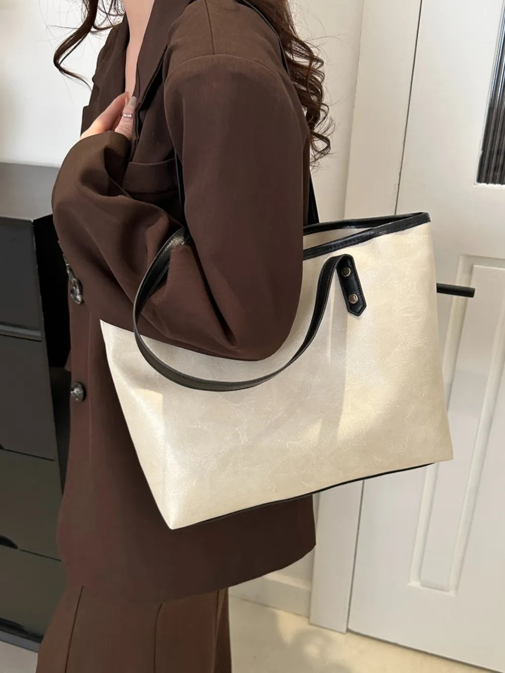 Bolsa de ombro, com grande capacidade, em couro