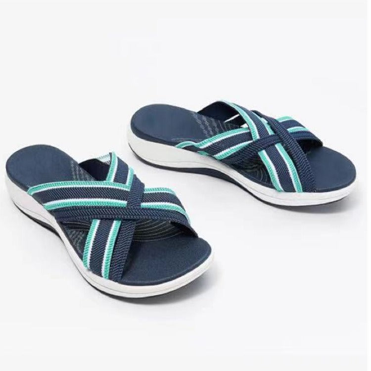 Sandálias de tiras cruzadas, com sola plana, formato inclinado e bico em V