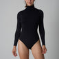 Body sem costuras com modelagem reta e gola alta, mangas compridas e corte triangular