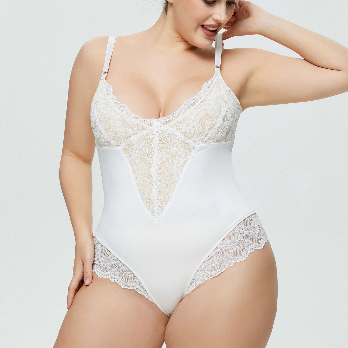 Body plus size com alças finas e detalhes em renda