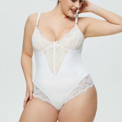 Body plus size com alças finas e detalhes em renda