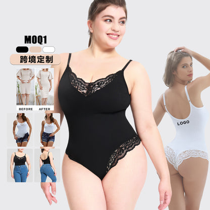 Body modelador plus size com calcinha fio dental de renda, abertura na virilha e suporte abdominal, com alças finas