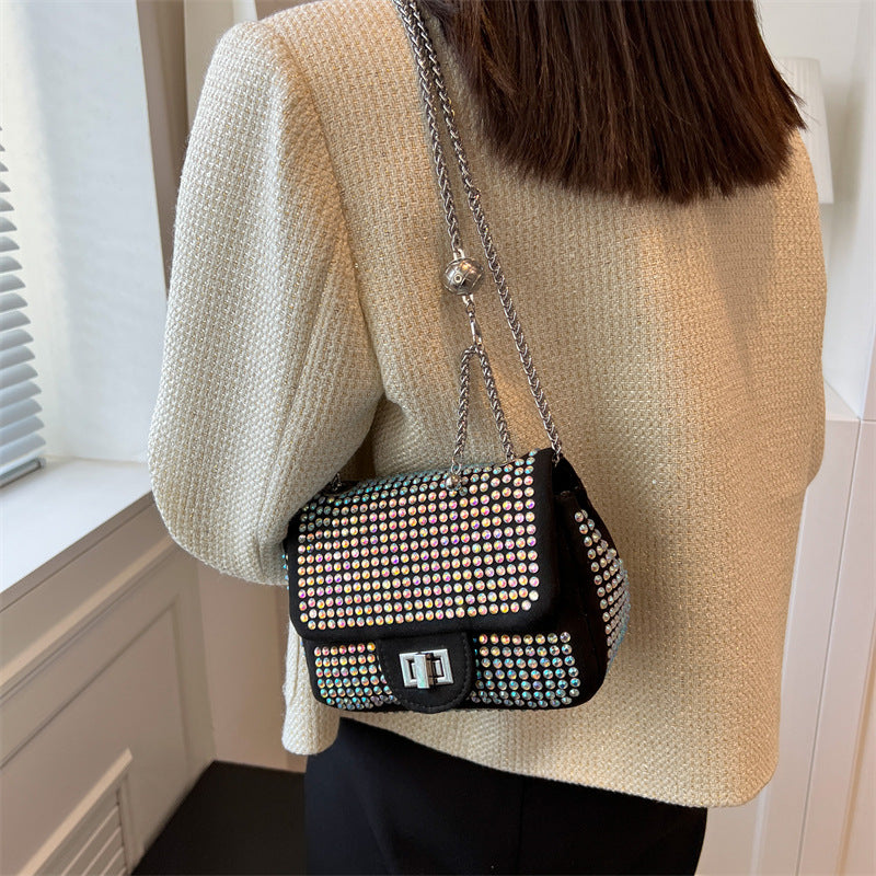 Bolsa transversal com corrente cravejada de cristais brilhantes, elegante, pequena, moderna e versátil