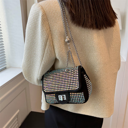 Bolsa transversal com corrente cravejada de cristais brilhantes, elegante, pequena, moderna e versátil