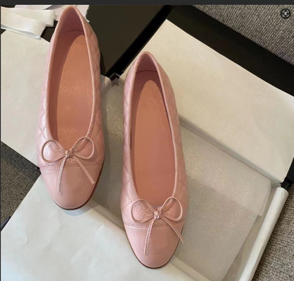 Sapatilhas clássicas, com laço, salto baixo