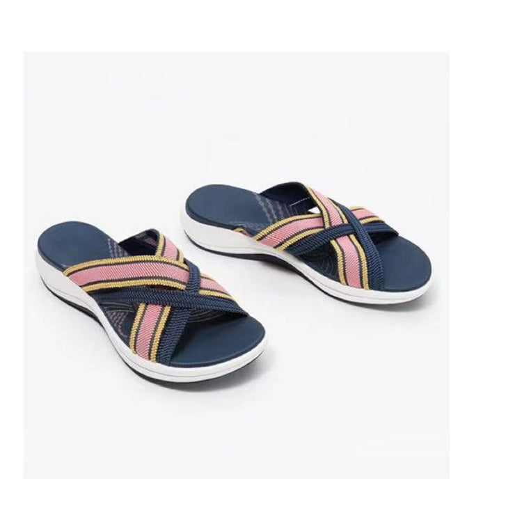 Sandálias de tiras cruzadas, com sola plana, formato inclinado e bico em V