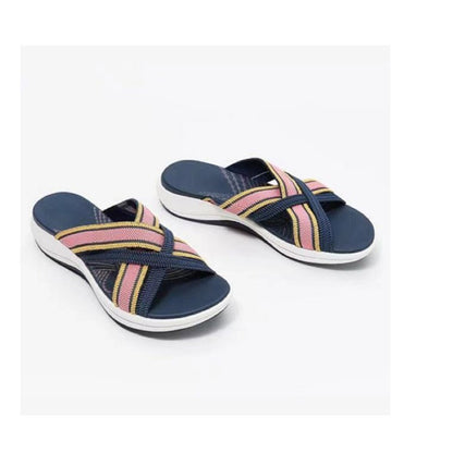 Sandálias de tiras cruzadas, com sola plana, formato inclinado e bico em V