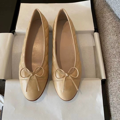 Sapatilhas clássicas, com laço, salto baixo