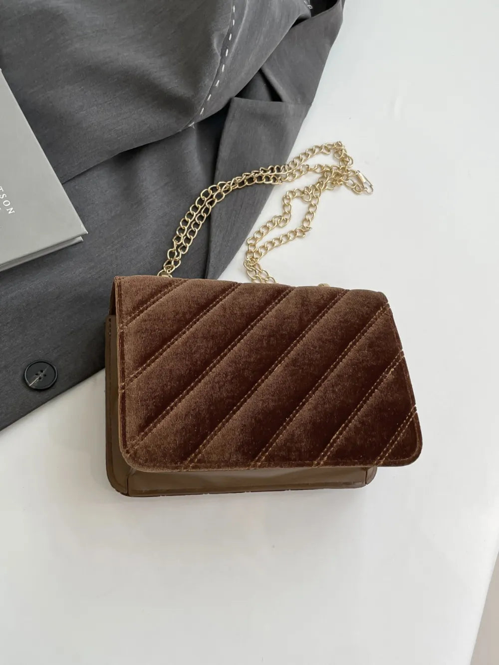 Bolsa de ombro com corrente em cor sólida