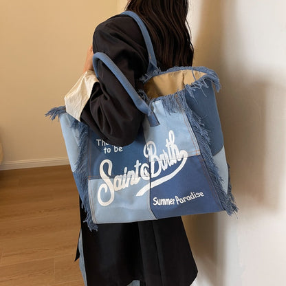 Bolsa de lona jeans, grande, estampa com letras e detalhes de franjas em cores diversas