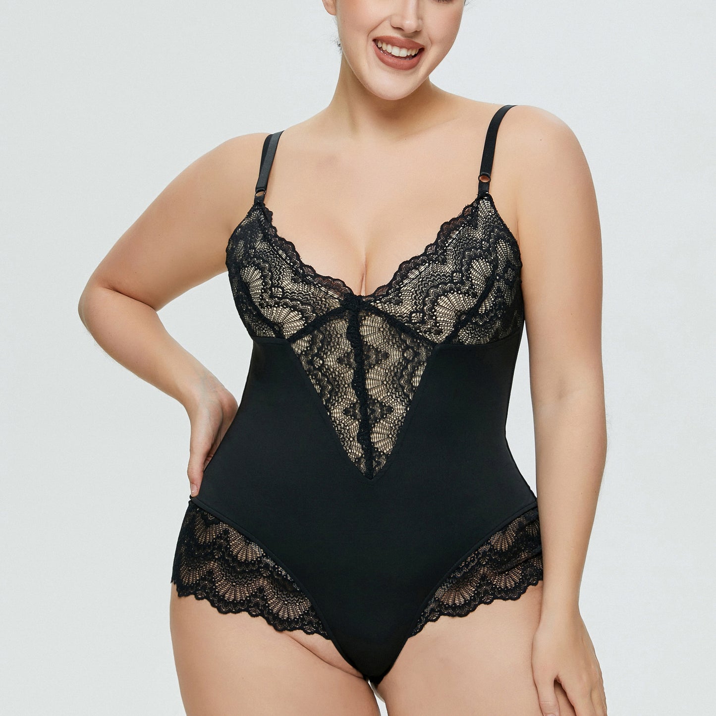 Body plus size com alças finas e detalhes em renda