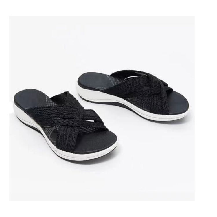 Sandálias de tiras cruzadas, com sola plana, formato inclinado e bico em V