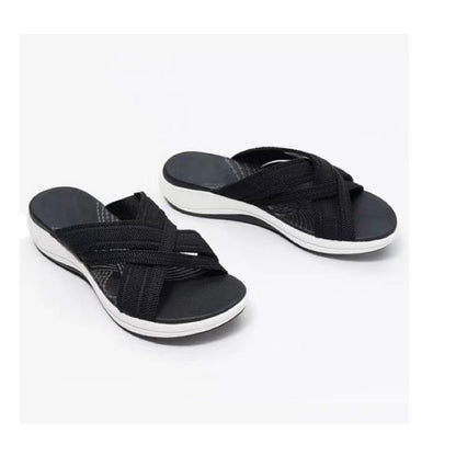 Sandálias de tiras cruzadas, com sola plana, formato inclinado e bico em V