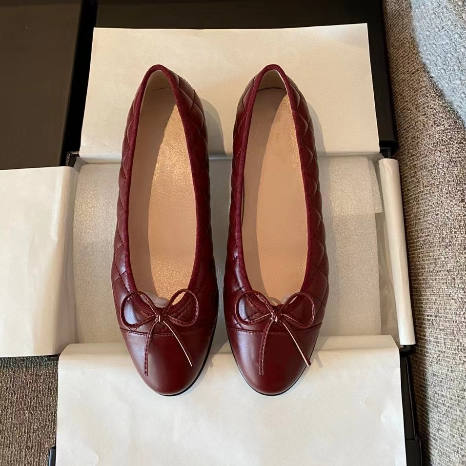 Sapatilhas clássicas, com laço, salto baixo