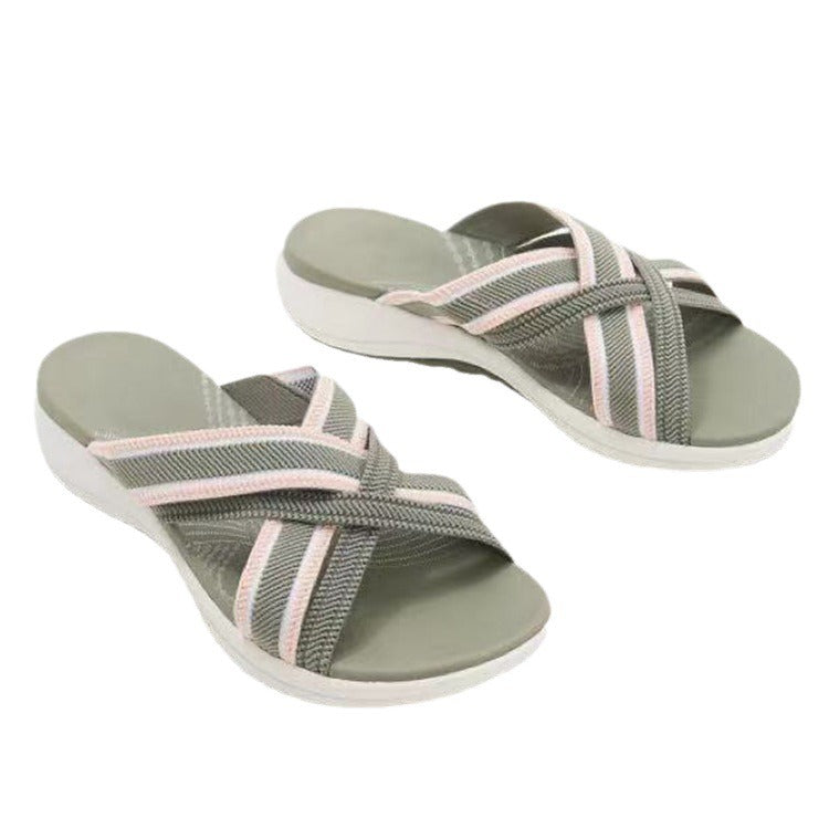 Sandálias de tiras cruzadas, com sola plana, formato inclinado e bico em V