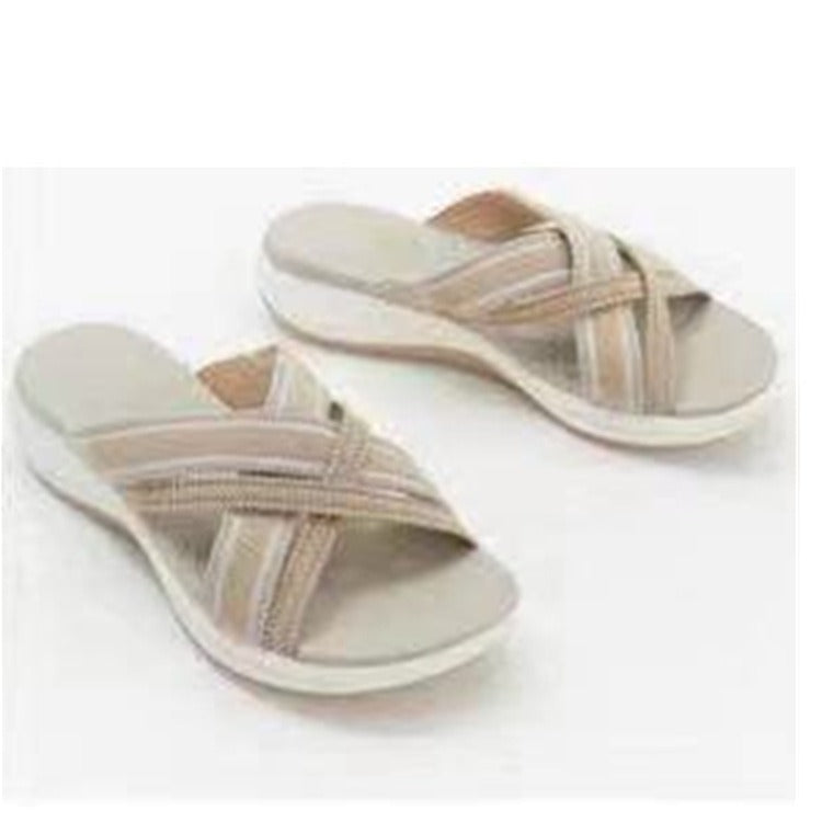 Sandálias de tiras cruzadas, com sola plana, formato inclinado e bico em V