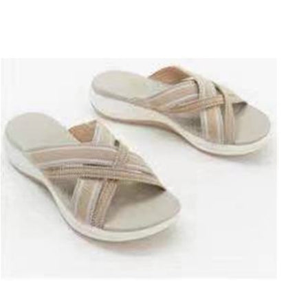 Sandálias de tiras cruzadas, com sola plana, formato inclinado e bico em V