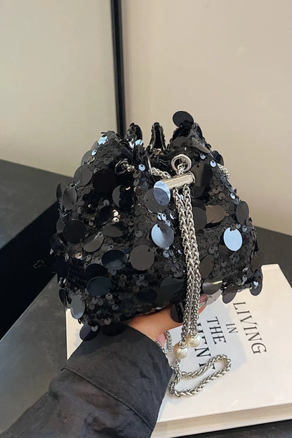 Bolsa transversal de lantejoulas com cordão